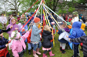 629px-Maypolekids